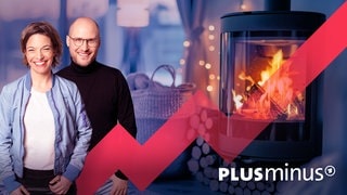 Auf dem Bild ist ein Kaminofen zu sehen, in dem ein Feuer brennt. Die Stimmung ist weihnachtlich mit einer Lichterkette. In dieser Folge von Plusminus geht es um Kaminöfen. Millionen Kaminöfen müssen ab 2025 strengere Grenzwerte einhalten. Wie gefährlich ist das gemütliche Holzfeuer wirklich? Es gibt verschiedene Möglichkeiten, weniger Schadstoffe wie Feinstaub aus dem Kamin zu blasen. Nicht jeder braucht einen neuen Ofen. 