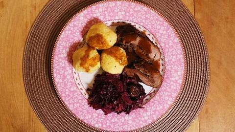 Rollbraten mit Rotkohl und Kartoffelknödeln