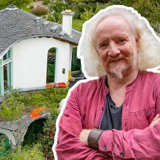 Wolfgang Schlagwein vor seinem Hobbit-Haus in Ahrweiler