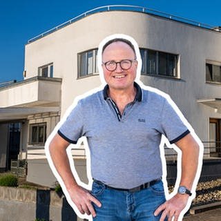 Winzer Jochen wohnt mit seiner Familie in einem Weingut im original Bauhaus-Stil.