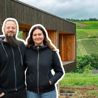 Familie baut Holzhaus in der Natur umgeben von Weinbergen