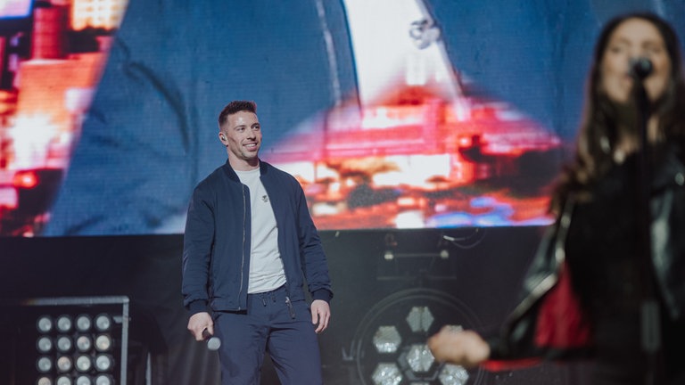 Ramon Roselly auf der Bühne bei der Schlagernacht des Jahres 2023 in Mannheim