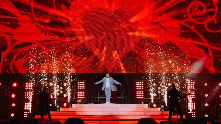 Thomas Anders auf der Bühne der Schlagernacht des Jahres 2023 in Mannheim