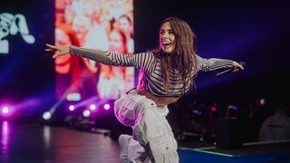 Vanessa Mai in action bei der Schlagernacht in Stuttgart.