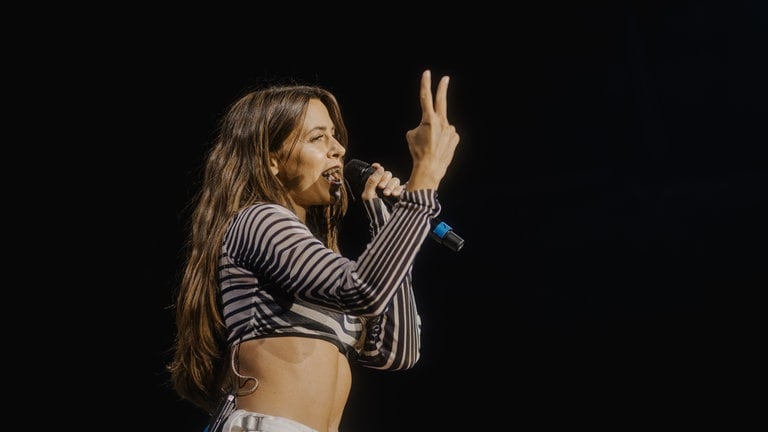 Vanessa Mai in action bei der Schlagernacht in Stuttgart.