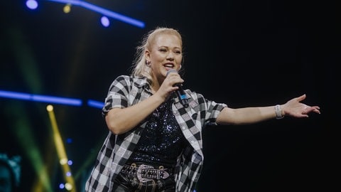 Lena Marie Engel singt auf der Schlagernacht 2024 in Stuttgart.