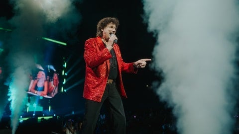 Olaf der Flipper singt bei der Schlagernacht in Stuttgart 2024 in Stuttgart.