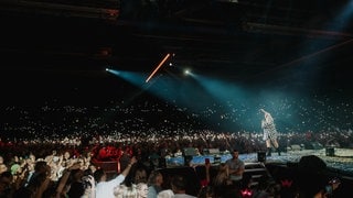 Publikum in der Schleyer-Halle leuchtet mit Handys bei der Schlagernacht des Jahres 2024 in Stuttgart während des Auftritts von Lena Marie Engel