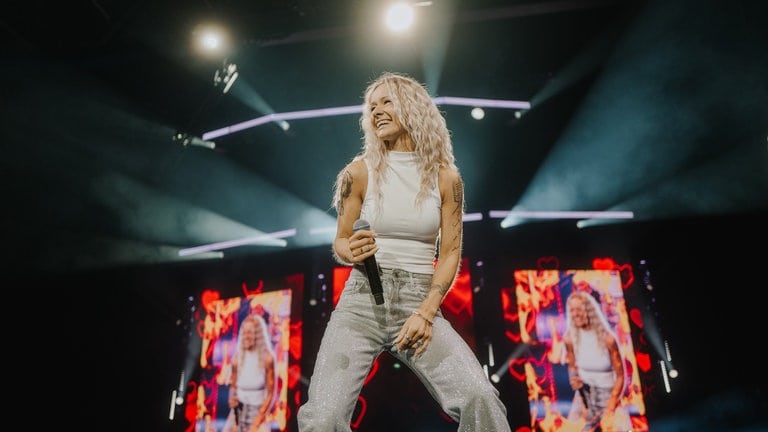 Christin Stark rockt bei der Schlagernacht 2024 in Stuttgart