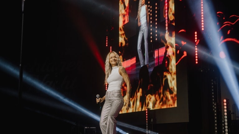 Christin Stark rockt bei der Schlagernacht 2024 in Stuttgart