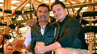 Andreas Gabalier und Florian Silbereisen feiern auf dem Oktoberfest in München 2023.