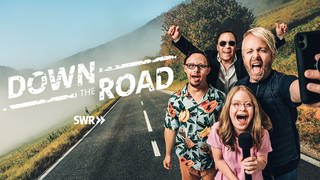 Ross Antony mit seinem Team von „DOWN THE ROAD – Eine ganz besondere Abenteuerreise”. 6 Menschen mit Down-Syndrom erleben den Abenteuer-Roadtrip ihres Lebens!