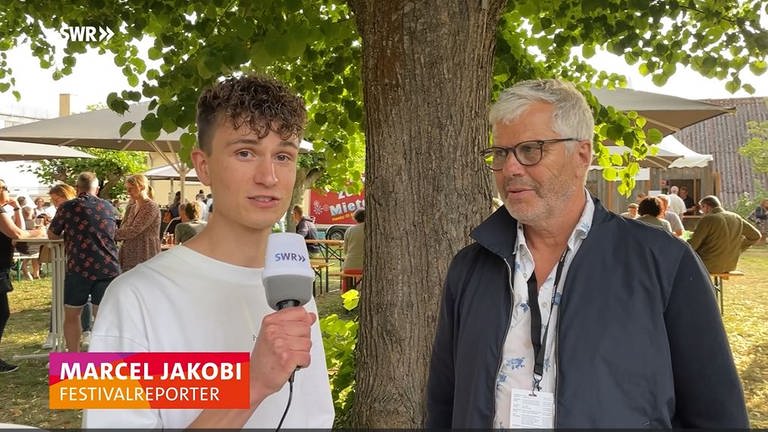  Festivalreporter Marcel Jakobi im Gespräch mit „Tatort“-Redaktionsleiter Ulrich Herrmann (Foto: SWR)