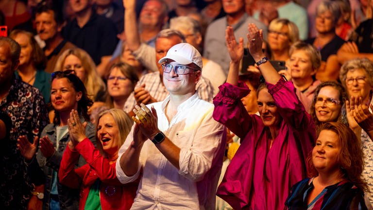Mit seiner 12-köpfigen Band steht Howard Carpendale im Rahmen des SWR Sommerfestivals in Ingelheim auf der Bühne. Eric Philippi ist als Support Act dabei. (Foto: SWR, ©SWR/Torsten Silz)
