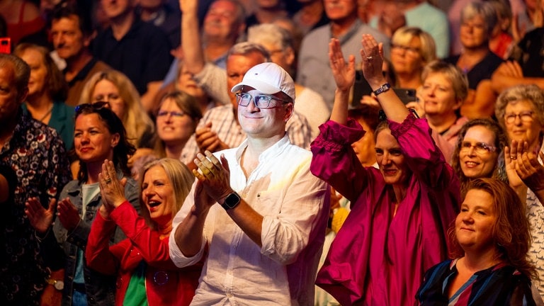 Mit seiner 12-köpfigen Band steht Howard Carpendale im Rahmen des SWR Sommerfestivals in Ingelheim auf der Bühne. Eric Philippi ist als Support Act dabei.