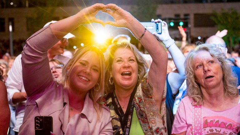 Mit seiner 12-köpfigen Band steht Howard Carpendale im Rahmen des SWR Sommerfestivals in Ingelheim auf der Bühne. Eric Philippi ist als Support Act dabei.