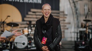 Stefanie Heinzmann beim SWR Sommerfestival im Interview auf der Bühne über Soundcheck