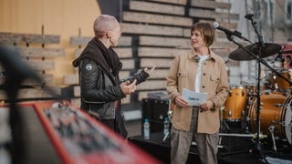 Stefanie Heinzmann beim SWR Sommerfestival im Interview auf der Bühne über Soundcheck