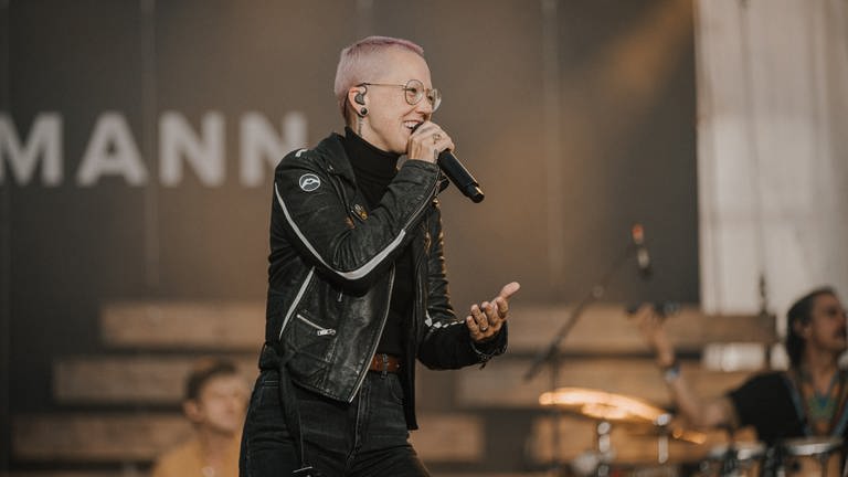 Stefanie Heinzmann Konzert auf dem SWR Sommerfestival auf dem Schlossplatz in Stuttgart