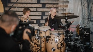 Stefanie Heinzmann beim SWR Sommerfestival im Interview auf der Bühne über Soundcheck