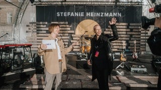 Stefanie Heinzmann beim SWR Sommerfestival im Interview auf der Bühne über Soundcheck