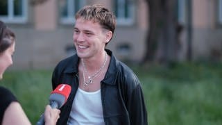 Felix Jaehn im Interview mit Festivalreporterin Cora auf der SWR Sommerfestival in Stuttgart.