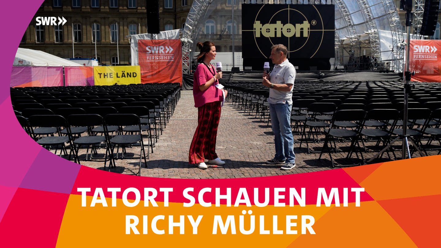 Festivalreporterin Cora Klausnitzer mit Tatort-Kommissar Richy Müller auf dem SWR Sommerfestival in Stuttgart.