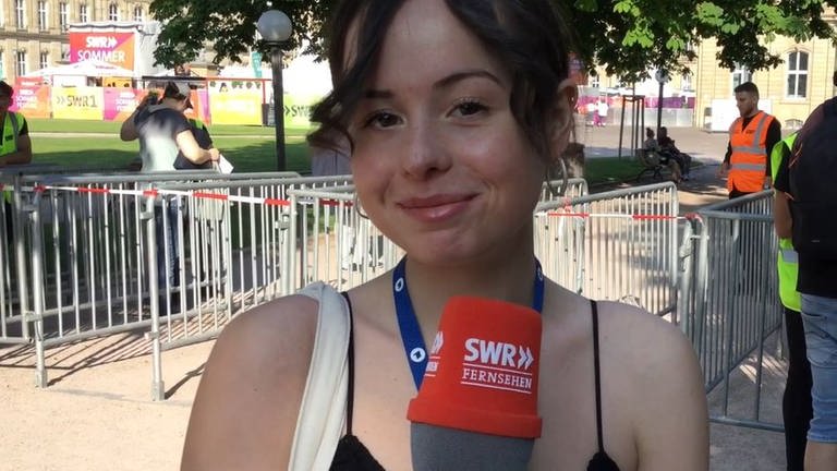 ARD Young Reporter Alma schaut sich auf dem SWR Sommerfestival 2023 in Stuttgart im Backstage-Bereich um und trifft Comedian Abdelkarim in der Maske.