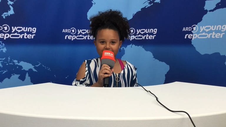Alessa berichtet als ARD Young Reporter live vom SWR Sommerfestival 2023 in Stuttgart.