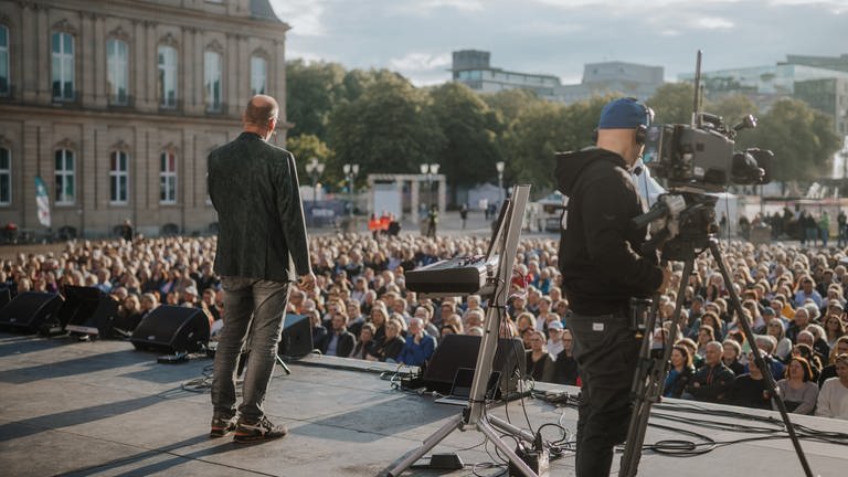 Oliver Pocher, Andreas Müller und Christoph Sonntag standen am 19. Mai 2024 bei der SWR3 Comedy Show live auf der Bühne auf dem Stuttgarter Schlossplatz. ©SWRRonny Zimmermann