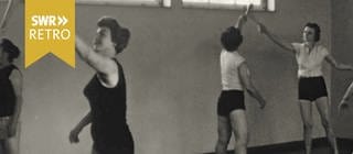 Hausfrauen turnen in Sporthalle in Tübingen im Jahre 1962