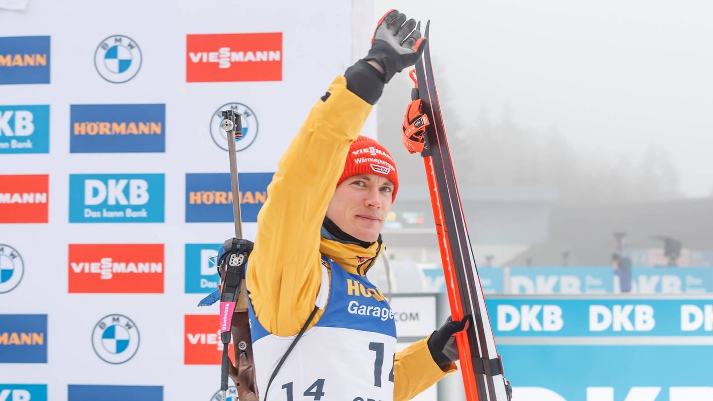 Benedikt Doll bei der Blumenzeremonie nach seinem ersten Platz im Biathlon-Sprint in Oberhof (Deutschland).