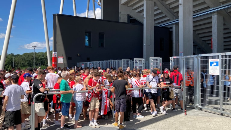 Fans bei der Saisoneröffnung SC-Freiburg gegen AC Florenz