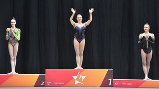 Treppchen deutsche Meisterschaften 2024 mit Margarita Kolosov auf Platz eins, Darja Varfolomeev auf Platz zwei und Anastasia Simakova uaf Platz drei