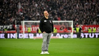 Heidenheim-Coach Frank Schmidt steht enttäuscht in der Stuttgarter Arena