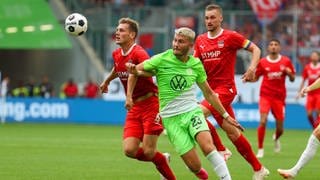 Zweikampf zwischen Tim Siersleben (1. FC Heidenheim) und Jonas Wind (VfL Wolfsburg)