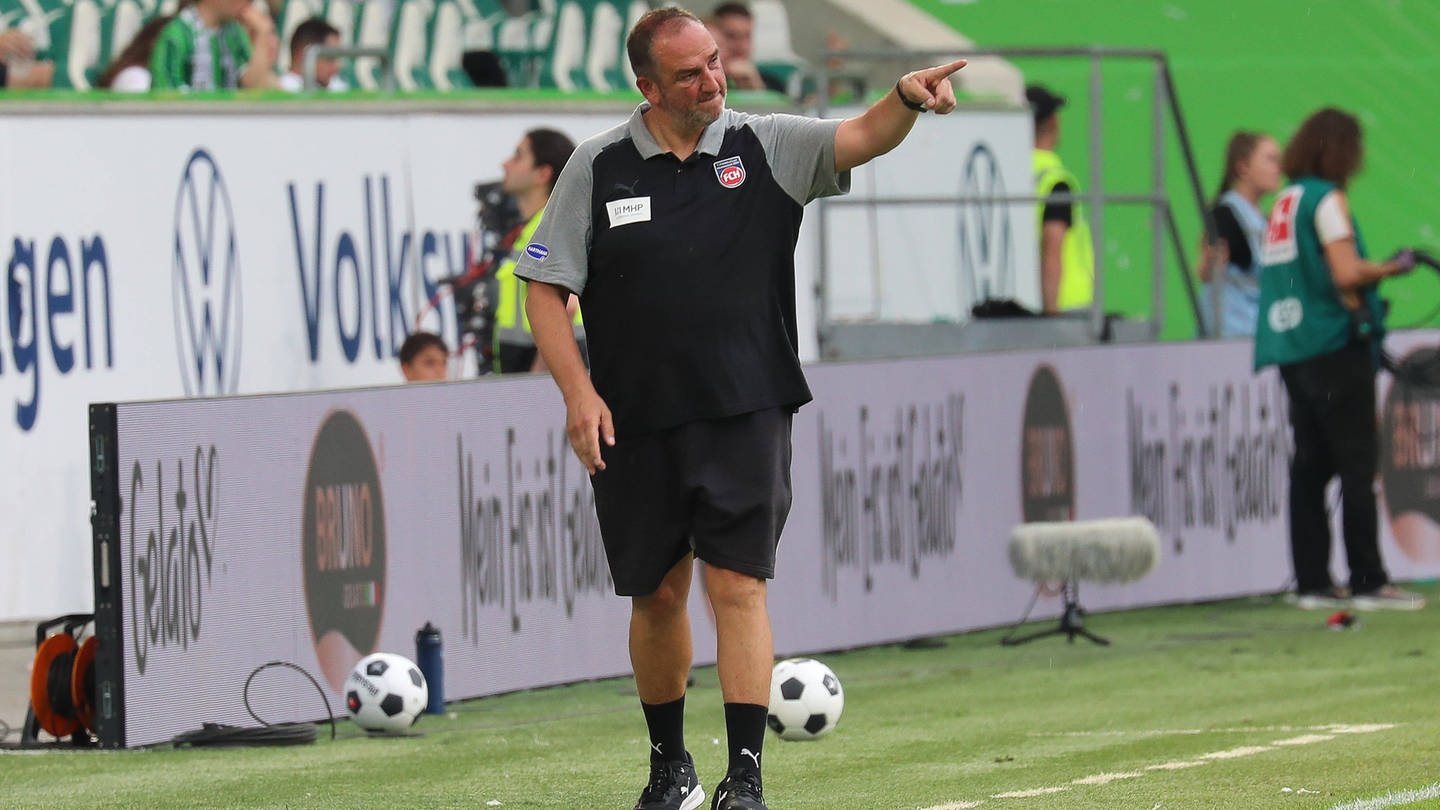 Frank Schmidt, Trainer des 1. FC Heidenheim, gestikuliert am Spielfeldrand.