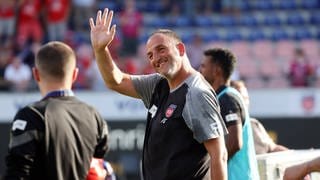 Frank Schmidt feiert den ersten Bundesliga-Sieg des 1. FC Heidenheim, seinen Trainer-Rekord und seine Silberhochzeit.