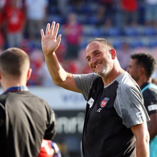 Frank Schmidt feiert den ersten Bundesliga-Sieg des 1. FC Heidenheim, seinen Trainer-Rekord und seine Silberhochzeit.