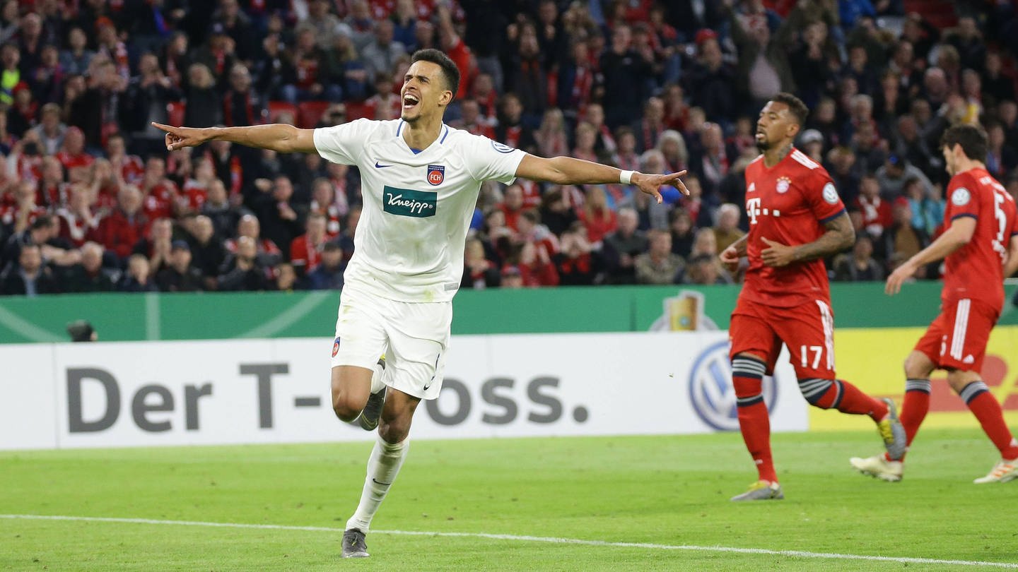 Robert Glatzel jubelt nach einem Tor für Heidenheim gegen den FC Bayern (2019)