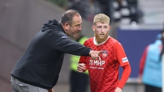 Trainer Frank Schmidt vom 1. FC Heidenheim an Jan-Niklas Beste