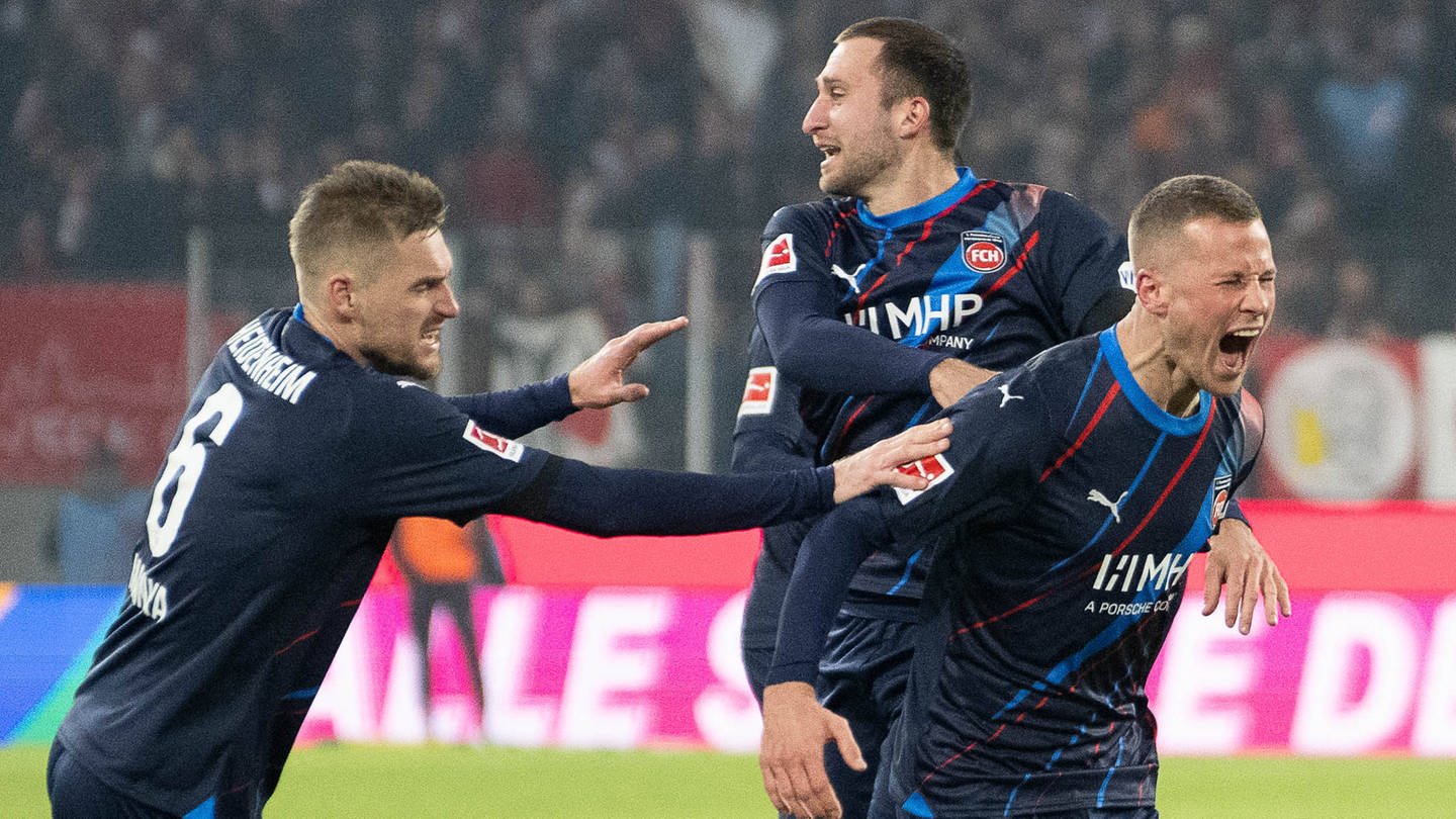 Heidenheims Adrian Beck feiert seinen Treffer zum 1:1 Ausgleich beim 1. FC Köln gemeinsam mit Patrick Mainka.