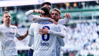 Spieler des 1. FC Heidenheim um Jan-Niklas Beste jubeln.