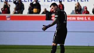 Kevin Mueller (1.FC Heidenheim) hadert mit dem Rasen.