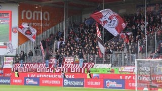 Fans von RB Leipzig im Stadion vom 1. FC Heidenheim