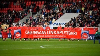 Die Mannschaft des 1. FC Heidenheim feiert den Klassenerhalt 