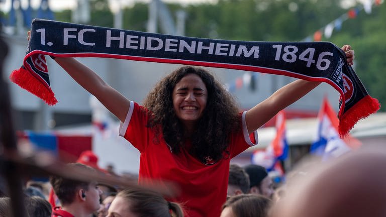 Die Fans feiern, nach einer gelungenen Saison, auf dem Nachspiel-Fest ihren 1. FC Heidenheim.