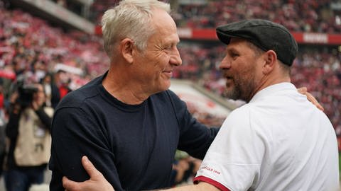 Streich und Baumgart umarmen sich