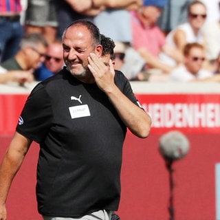 Frank Schmidt läuft ins Stadion ein.