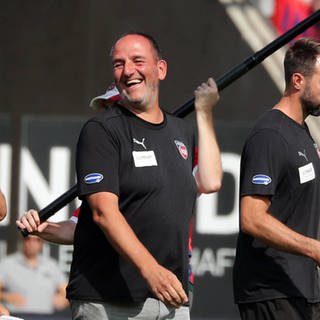 Frank Schmidt läuft ins Stadion ein.